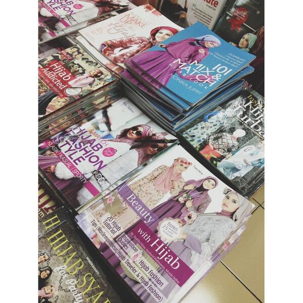 BeautywithHijab's tweet photo. Assalamualaikum,jgn lupa beli buku kami di Gramedia t'dekat di kota kamu cc @SefiraMeyda @Sy_Rohmania @bebenadila http://t.co/m0t6786ePs