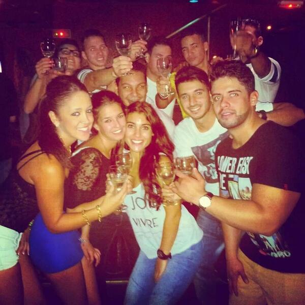 joseamb1's tweet photo. Noche en chocolate !!chin chin!! Con @waibea @LuisBallesDJ.... http://t.co/uUmQUxsNtI