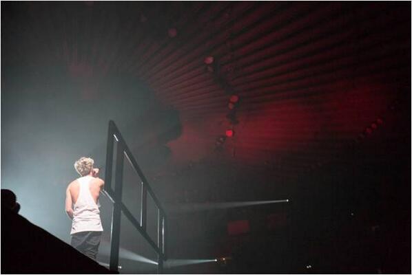 onedirection's tweet photo. #1DPicOfTheWeek: @NiallOfficial on stage. In a vest. 1DHQ x http://t.co/PARsGPi0VI