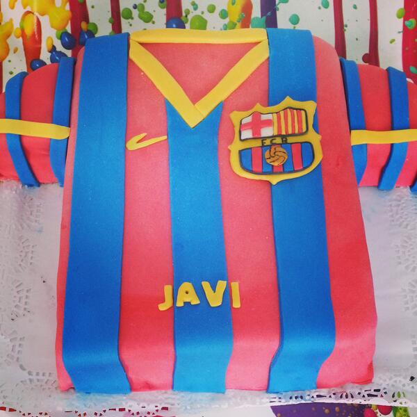 Lasgt's tweet photo. Tarta, camiseta del Barcelona http://t.co/EyNiAmiE7G