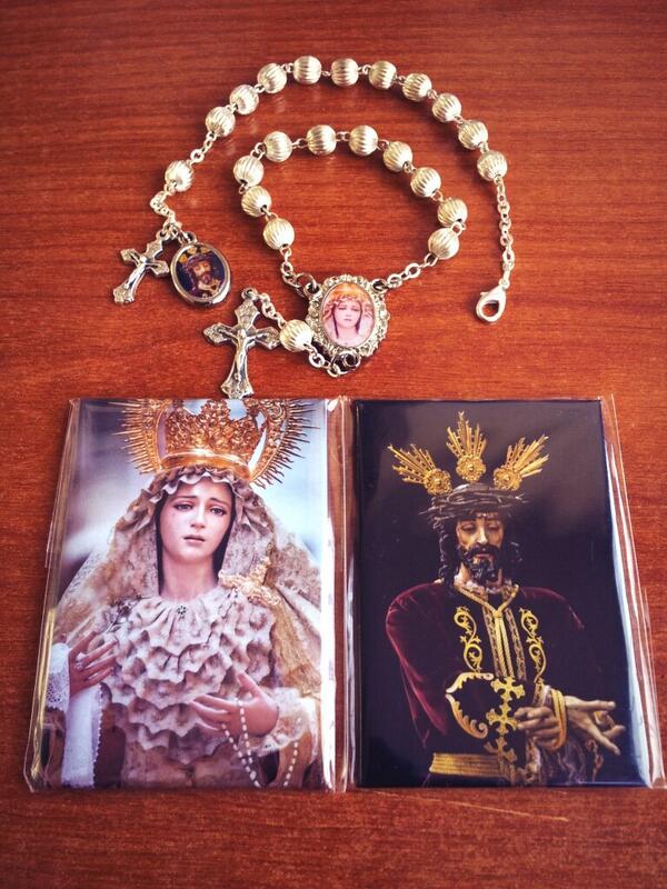 AmoryPazTaranco's tweet photo. Artículos a 5 euros/unidad y tenemos Imanes, Rosario Pequeño y Pulsera-Rosario; todo con la imagen de los Titulares. http://t.co/0dcgGrGtOE