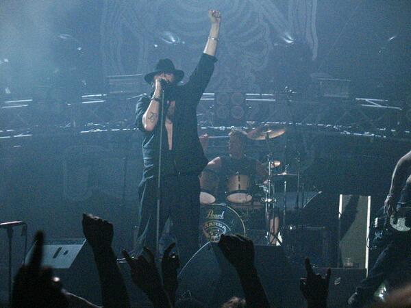 needrocknroll_'s tweet photo. Con el puño izquierdo en alto, por vuestros muertos, ¡por los nuestros! http://t.co/6pcQhmdb0S