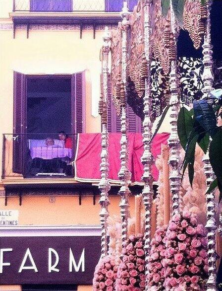 " Para los que aún duden, de la Esperanza que nos desprenden, nuestras Reinas en Sevilla ".