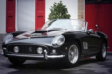 Handigheid's tweet photo. Een klassieke 250 GT SWB California Spyder uit 1961 heeft een prijs van wel  10.9 miljoen dollar! http://t.co/eUOtTFLnS2