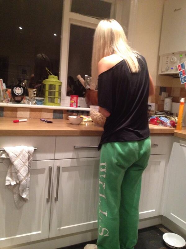 tashwebster_x's tweet image. The bitch knowing her place #kitchen #popcornmaking @emeraldboyd 🙊