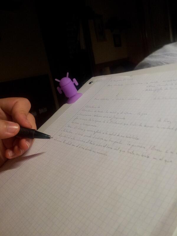 sdiazs1's tweet image. Ya tengo compañía para hacer mis tareas, #androidrobot este creo que es el único que me entiende ;)