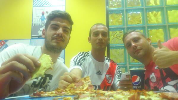 Riichaard9's tweet photo. La gente la dao por el gimnasio y a nosotros por cuidarnos bien @JCarlosMM91 @DaaniieelMlg http://t.co/iayWkwhxWF