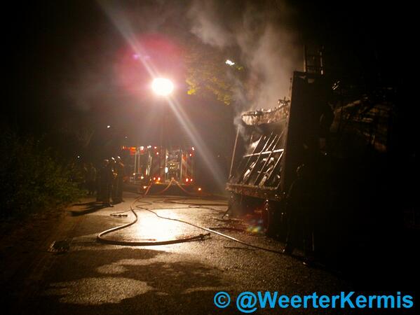 Helaas het trieste bericht dat op het industrieterrein nabij de Hoolstraat een kermistransport in vlammen is opgegaan