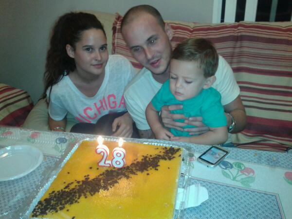 Anabelmanxe's tweet photo. CeLeBraNdO un AñO mÀs!!El ke fuÉ mi mEJor amIgo ...el ke siEmpre TuvE y EspEro tEnEr!! http://t.co/bhMNHk5GVm