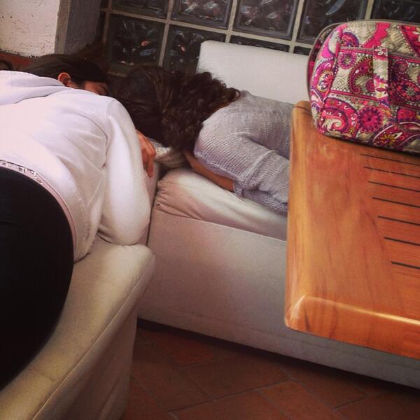 jsmaldoni's tweet photo. Casual dormidas en la escuelaa! Las amo niñas! 😘 http://t.co/LPLOQysT1j