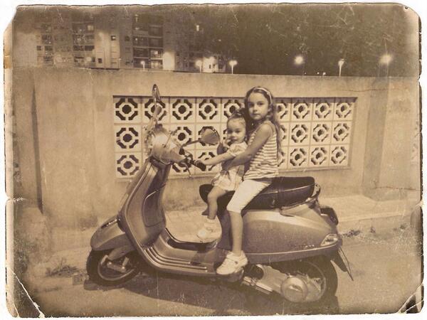 MocholiVM's tweet photo. Se de dos que en un futuro se pedirán mi moto! O no? @saramirhzer  @SaraGalera89  @Anais_Sagredo #vespaforever#✌ http://t.co/iDLSiBre0P