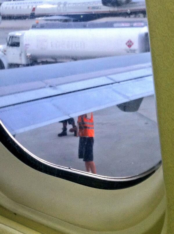 TACTITHOR's tweet image. Just throw some duct tape on it. You&apos;re good. #fuelproblems #friendlyskies #thirtyminutes