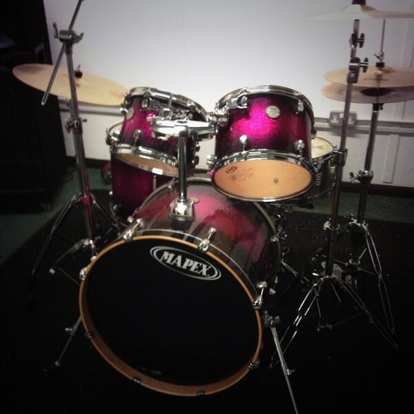 OceanAvenueNR's tweet image. First band practice in Earth studios, look at the kit josh had to use! Pink and sparkly :P #hilarious