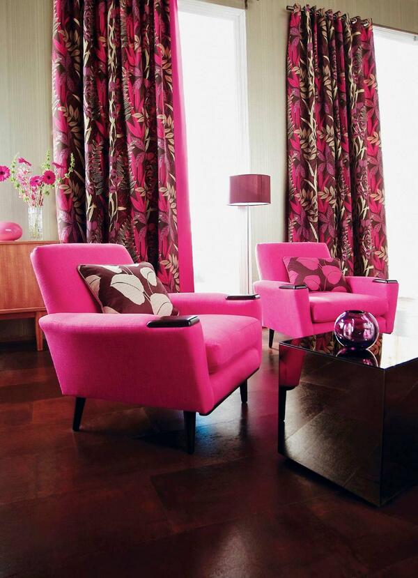 Какие шторы розовым обоям. Цветные шторы в интерьере. Яркие шторы в гостиную. Розовые шторы. Цветочные шторы в интерьере.