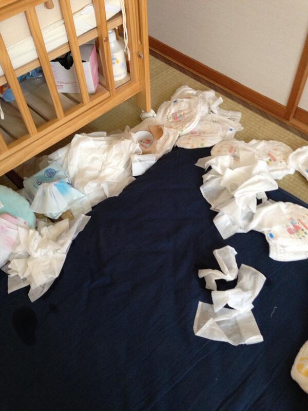 junjun0819's tweet photo. ちょっと目を離した隙に…アァー‼おむつとおしり拭きが散乱してるー‼最近ますますいたずらが過ぎて困るよ~_~; http://t.co/21rteUekks