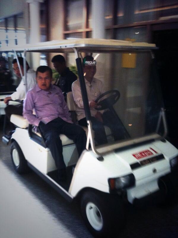 kabar_otomotif's tweet image. Pagi ini pak Jusuf Kalla sdg bersiap2 keliling IIMS. Mari kunjungi booth @PTPERTAMINA, Pak. #PertaminaFastron :-)