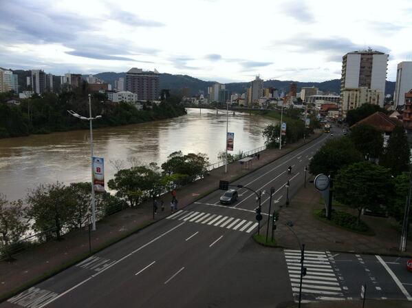 RBSTVBlumenau's tweet photo. Avenida Beira-Rio, em Blumenau. http://t.co/c331dQujn2