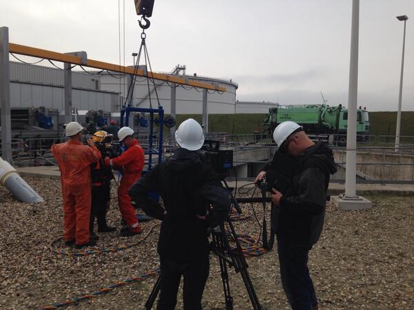 WSMITBV's tweet photo. Opnames voor haven presentatie film op scherm centraal station #havenrotterdam http://t.co/7q8Jow14CM