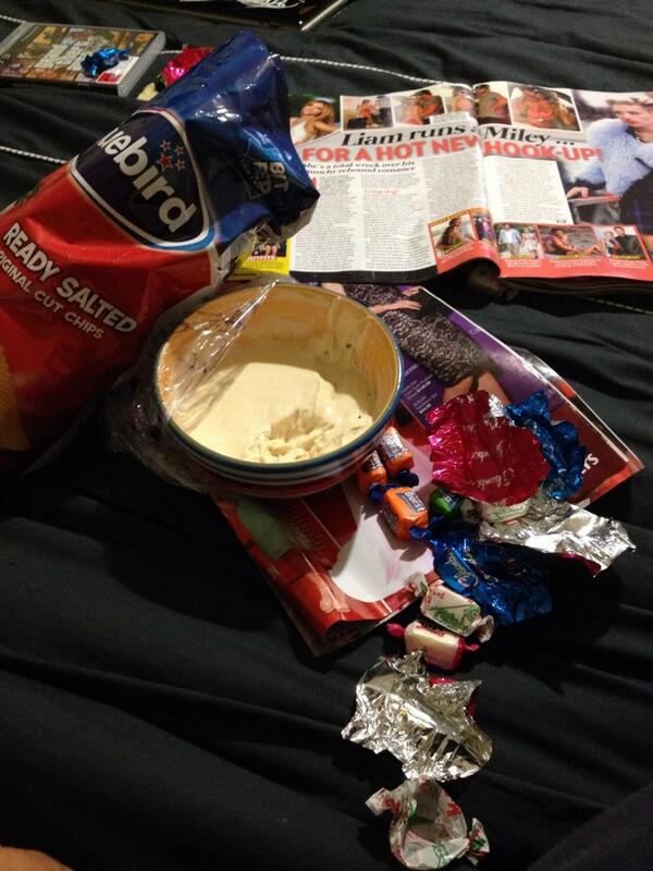 tasisnaps's tweet image. Stink weather survival kit. #chipndip #kiwidip #sugarfix #magazines #tv and a big bed :)