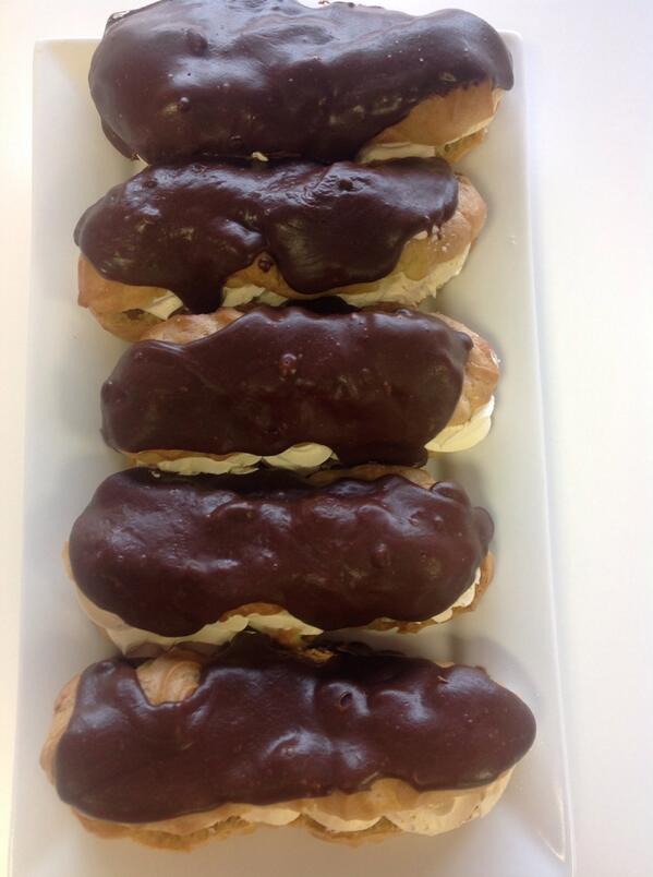 BAKENTAKE's tweet photo. Chocolate eclairs yum! #chocolate http://t.co/9xqjXlNoPv