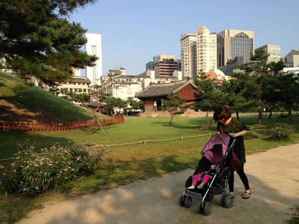 늦은밤 회사에 있으려니 선정릉을 노닥노닥 거닐던 연휴가 그립구나~
엄마포스로 델꼬다닌 예쁜조카도 눈에 밟히고.. 에헹~~
그나저나 선정릉이 세계유산이 되다니 큿 내 어릴적 발걸음이 가득한곳 ㅋㅋㅋ