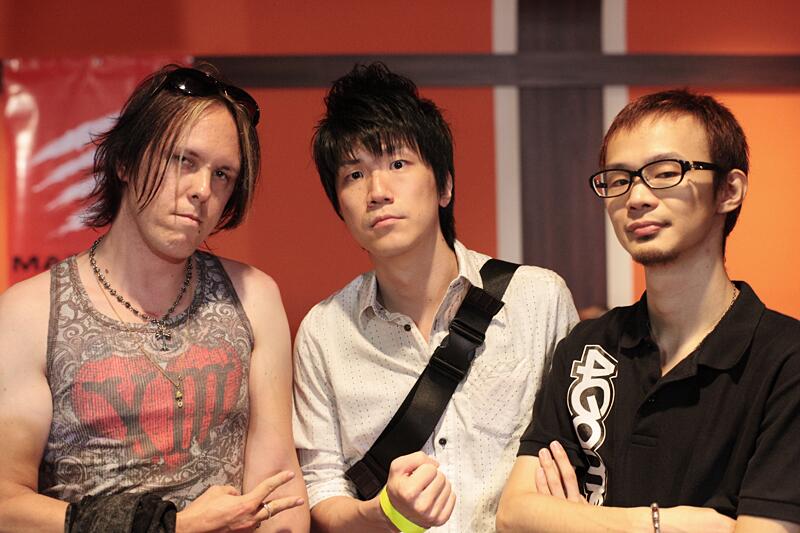 大須晶 Ohsuakira No Twitter 観戦に来ていた鉄拳畑の面々 左から Michael Bng 別名 2d格ゲーイベント観戦マニアことミシマスター Bng 鉄拳系の実況解説でご存知ハメコ 4gamerほか マッドキャッツアンベールドより Http T Co S7blji85ne