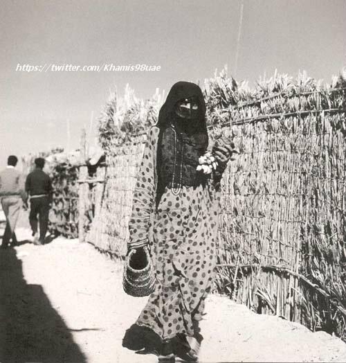 صوره قديمه لي امرأة عائدة من السوق حاملة رزمة من الفجل