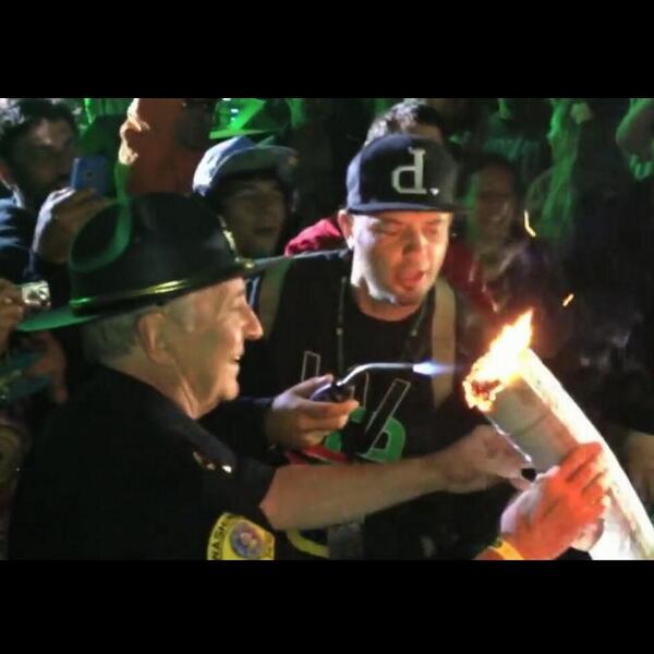 WeHighShirts's tweet photo. Shout out to this Cop helping to light a Huge Joint at HempFest http://t.co/EJ7bIhNp8V
