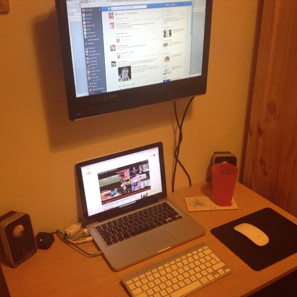 _JamesTay's tweet image. Love my setup ATM! #geeky #doublemonitor