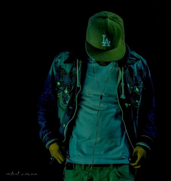 PerfectVision_'s tweet photo. Late night studio work of @UdontknowA http://t.co/B4BdbmXFq1