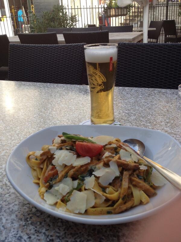 Tip van onze chefs ' pasta dello chef' met pikante kip en spinazie! Heerlijk met een glas Peroni pils.