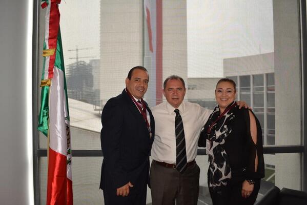 Teresa Ruíz <a href="/CanacintraTkt/">Canacintra Tecate</a> y René Romandía <a href="/CANACINTRATJ/">CANACINTRA Tijuana</a> en reunión con Senador Marco A. Blásquez.