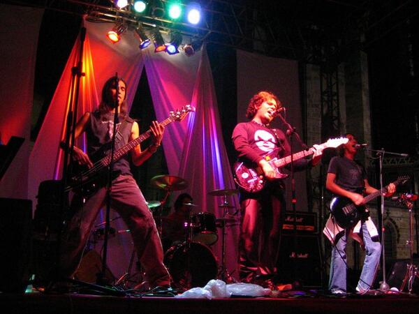 alkol_rock's tweet photo. Alkol en la Rambla Cataluña, 2004. http://t.co/fFC1KPPDkn