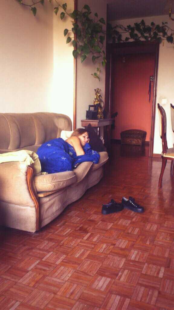 andreukasturias's tweet photo. Una ocupa en mi sofa @AidaFJ http://t.co/hyv88tCgtH