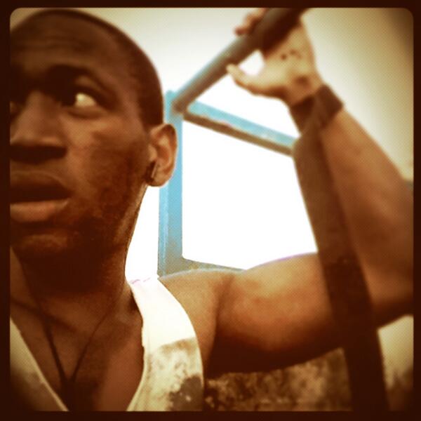 UnlimitHead's tweet image. Outchea handling bars. No I don't rap anymore, nor was I drinking.. #Calisthenics #MiniWorkout #StudyBreak