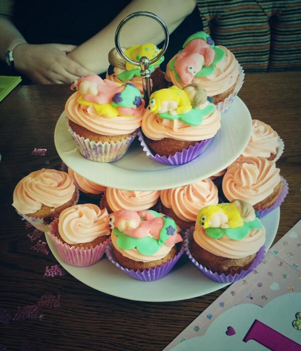domrizzo23's tweet photo. #spongebob inspired #cupcakes for my #babyshower 😍 http://t.co/PhOAmEKF2E
