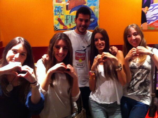 Pablohkn's tweet photo. Love is in the air @ClaraNeaThea @AJotaUveErre @palomamoreno95 http://t.co/GNthogZm84