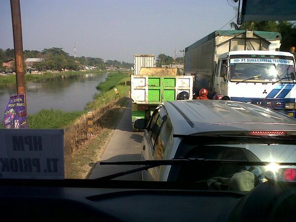 lewatmana's tweet photo. #KarTim Macet di Jembatan KIM Karawang, mengUlar sampai GT Kar-Tim, +- 4 KM.
#MinumPilSabar5Bijik http://t.co/6UUMpFD0tA (via @Edo_Bojiro)