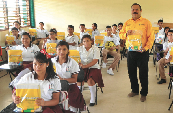 JulianRicalde's tweet photo. Entregamos más de 300 mil paquetes de útiles escolares gratuitos. #2doInformeBJ http://t.co/YdCrq8wB7q
