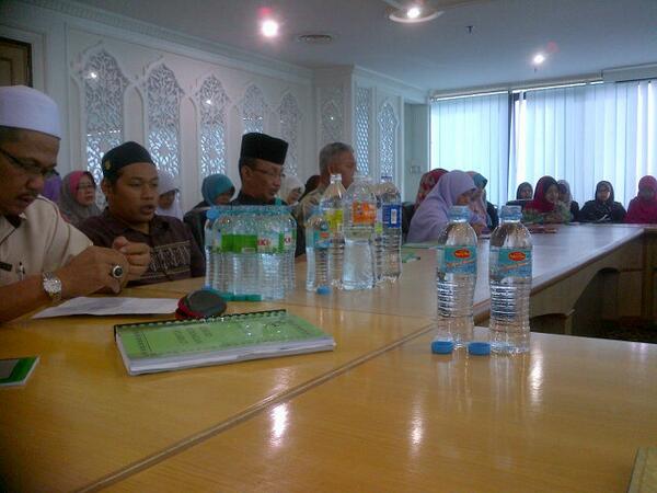 mansomar58's tweet photo. Bacaan Yassin Sempena 50 th Malaysia dan 48 tahun FAMA, semoga warga FAMA diberi kekuatan untuk berjuang, A min...... http://t.co/R7DWThMuLC