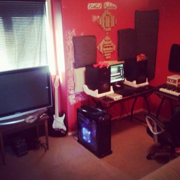 LiftedAndLethal's tweet photo. Had to put the flat screen to game on at breaks ;) http://t.co/ijJPEfG3Ex