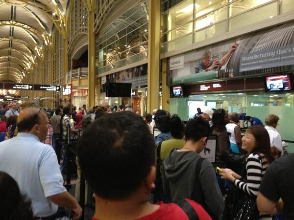 alixefloyd's tweet image. Pro tip for @TSA: If plp are asked to be at the airport 1.5 hours early, you should be to. #notopen