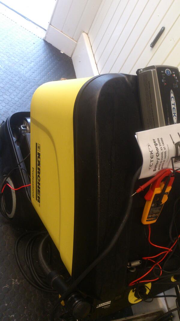 KarcherService5's tweet photo. @KarcherCenter New workshop toys being put to the test! Recovery of a 12V battery from 1.2V! #Service #Karcher http://t.co/NL7fzDyyJn