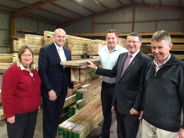 Premier praises #Dennington laminated timber manufacturer WTI's investment in innovation during a visit. #SpringSt