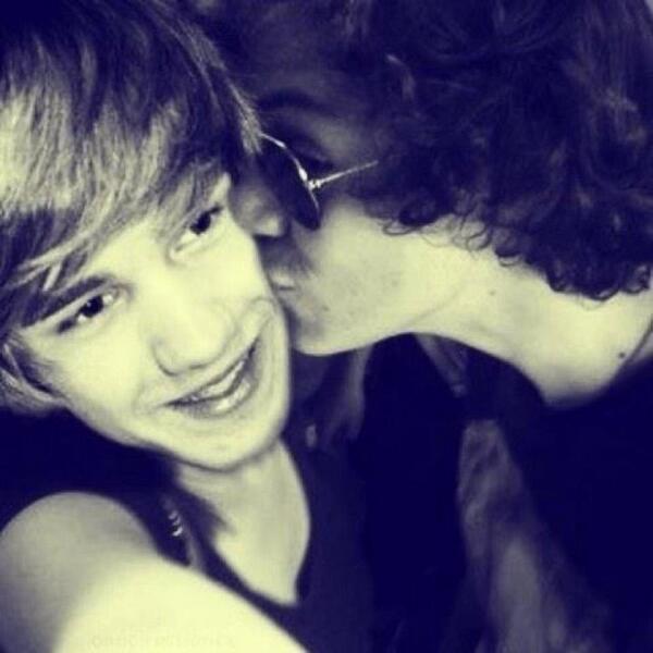 SuchAFake_'s tweet image. Oh.. Uh.. Hi, Harry..