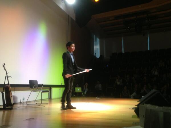 joy_sj's tweet photo. 사회공헌일자리 지원사업 웅원과 함께 오늘 우리에게 행복을 주는 사람! 
수퍼스타K 김국환씨와 히든싱어 이현학씨가 KT올레스퀘에 왔어요~
즐겁고 감미로운 노래를 들려주셔서 행복합니다~ http://t.co/bsEUySgIvG