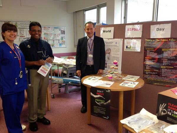 #WSD13 #sepsis <a href="/CwmTaf/">Rocco C. Brito</a> consultant haematologist signing declaration thankyou