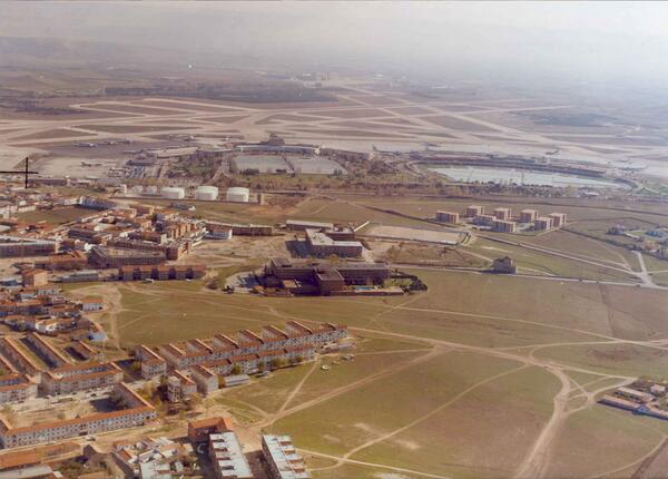 ClementBarajasH's tweet photo. #Barajas #Aeropuerto Barajas Pueblo hace más de 40 años. Cuantas cosas han cambiado http://t.co/pxLtJWxjM4