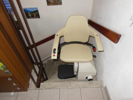 TreppenlifterCo's tweet photo. neue Treppenlifte vom Hersteller - Fachgerechter Einbau http://t.co/ssQpMiN24j