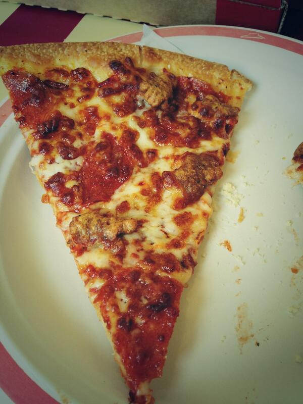 __marysa's tweet image. get in my bellly 🍕🍕 #pizztime